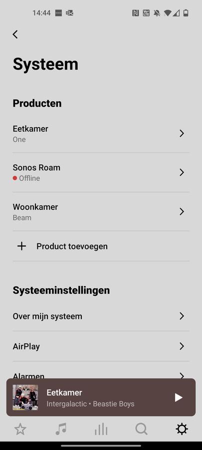 Wanneer de Sonos Roam uit staat (of wanneer de batterij leeg is), verschijnt die als offline in de app. De enige manier om die weer online te krijgen is de power-knop op het toestel eerst in te drukken.