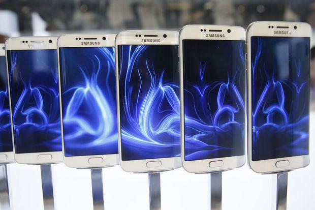 Een reeks Galaxy S6 Edge-smartphones van Samsung.