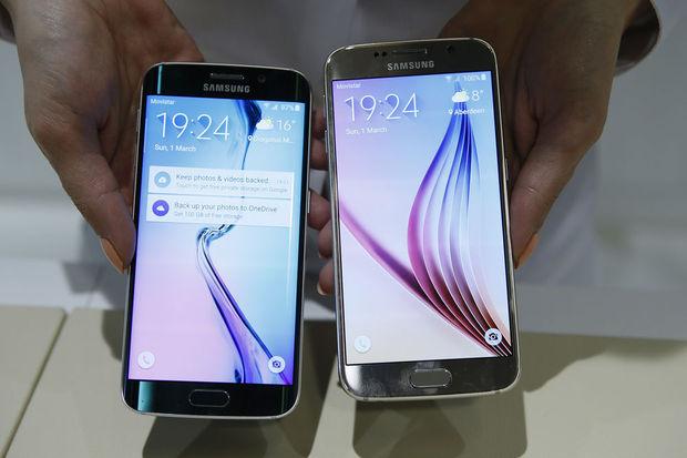 De Galaxy S6 Edge (links) naast de Galaxy S6.