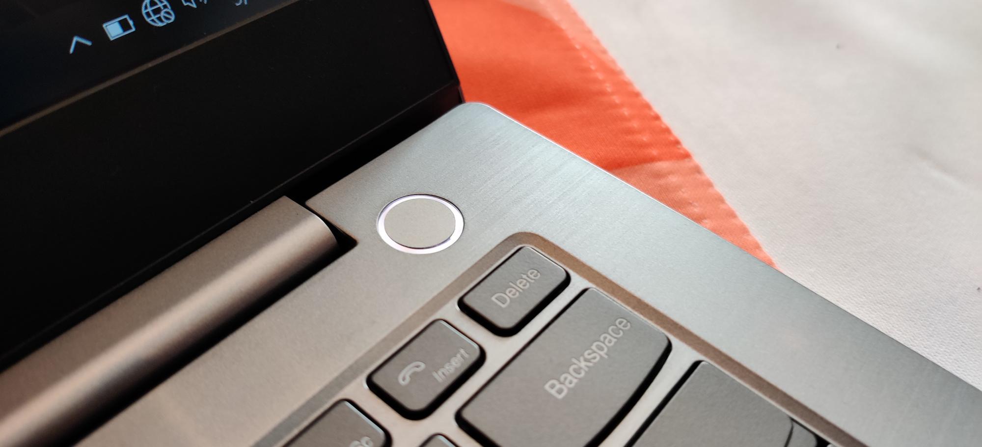 Le Lenovo ThinkBook, dont le scanner d'empreintes digitales est intégré au bouton marche/arrêt. 
