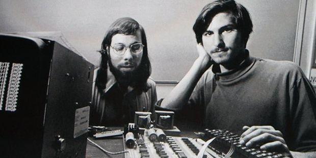 Steve Wozniak et Steve Jobs après la fondation d'Apple
