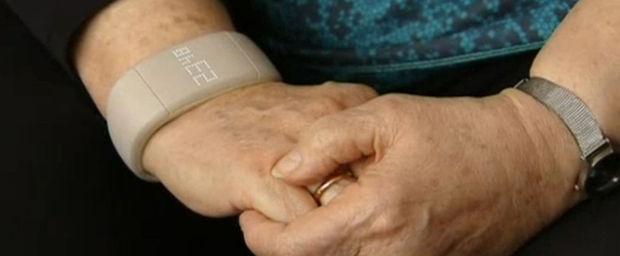 Le bracelet 'Embracelet' pour seniors devient Zembro