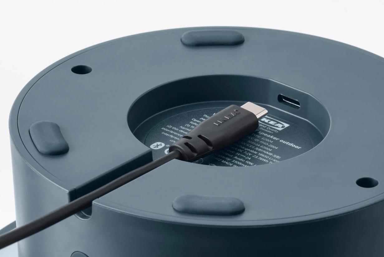 La recharge s'effectue via USB-C: le câble est fourni d'origine, mais pas l'adaptateur.