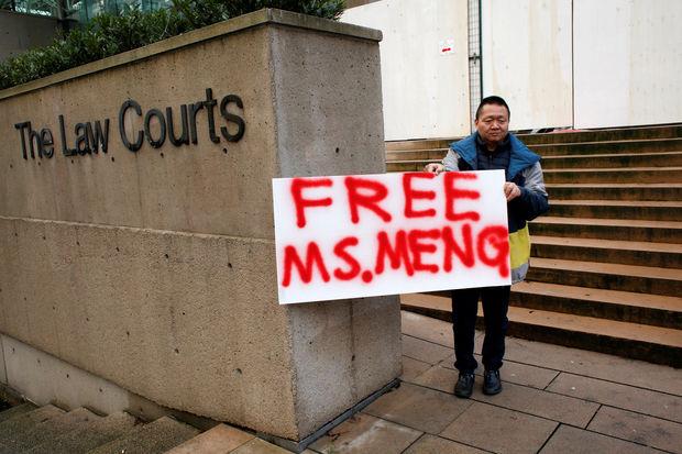 Cet homme devant la Cour supérieure de Justice canadienne manifeste en faveur de la libération de la CFO d'Huawei, Meng Wanzhou. 