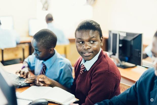 De leerlingen van de Ushirika Secondary School zijn een van de intussen 3.000 afnemers van gedoneerde computers.