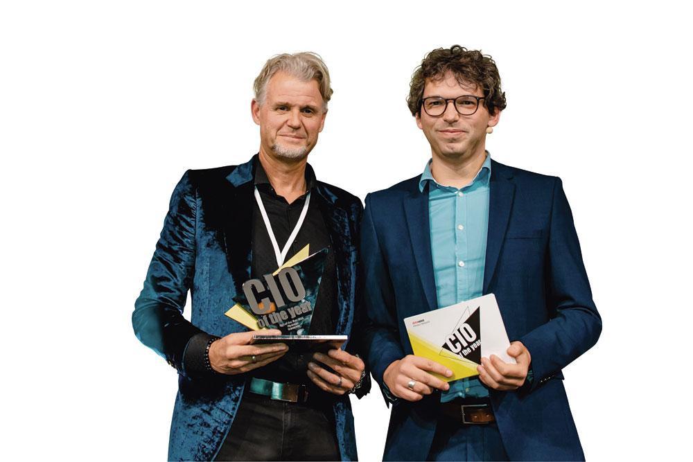 Filip Michiels, CIO de TUI, reçoit son trophée des mains de Kristof Van der Stadt, rédacteur en chef de Data News.