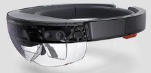 La plus grande partie du hardware de l'HoloLens se trouve à l'avant de l'appareil. Quelques caméras ont pour but d'adapter les hologrammes à vos mouvements et aux objets dans le monde réel.