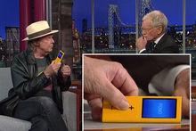 Neil Young présentait le prototype de son Pono sur le plateau de David Letterman en septembre 2012.