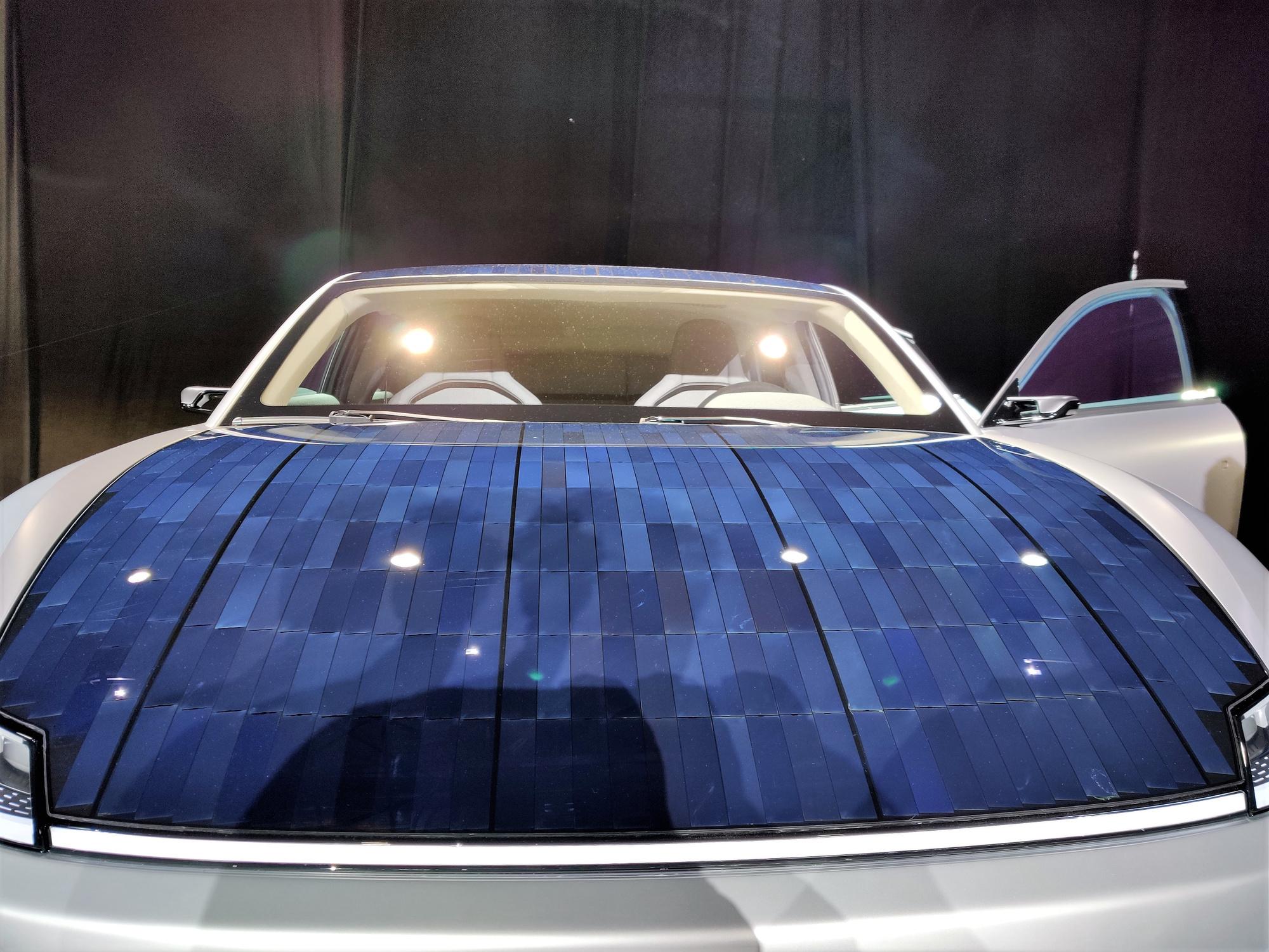 En faisant collaborer de manière optimale les panneaux solaires placés sur le toit bombé de la voiture, celle-ci peut permettre de parcourir 50 à 70 kilomètres supplémentaires par jour.