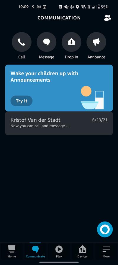 De 'drop in' functie om mee te kijken via de camera is creepy. Je kan ook de Echo Show opbellen, een bericht ernaar sturen of een bericht laten omroepen: 'kinderen, het eten is klaar?'