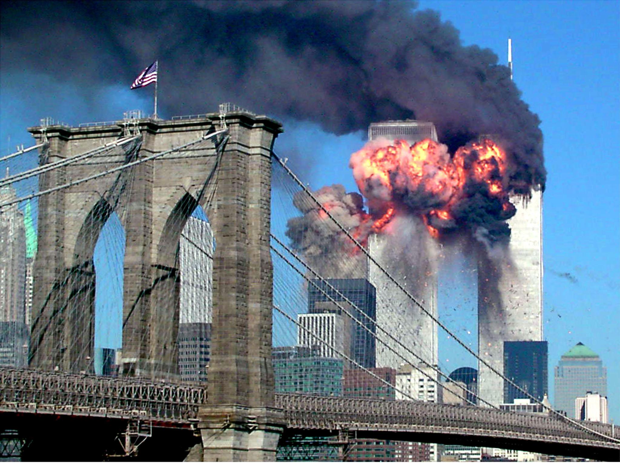 Explosion sur la deuxième tour du World Trade Center frappée par un avion à New York, 11 septembre 2001.