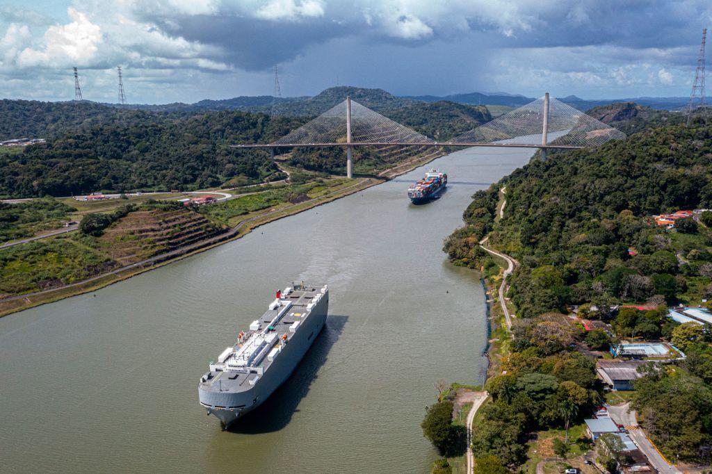 Vue aérienne du canal de Panama .