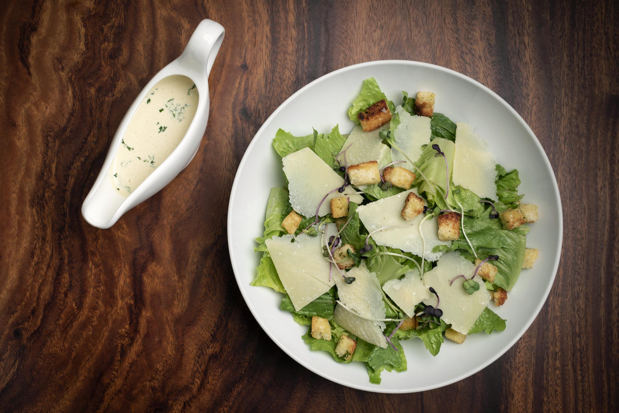 Zo maak je de perfecte dressing voor caesar salad Libelle Lekker Zo maak je de perfecte dressing voor caesar salad Libelle Lekker