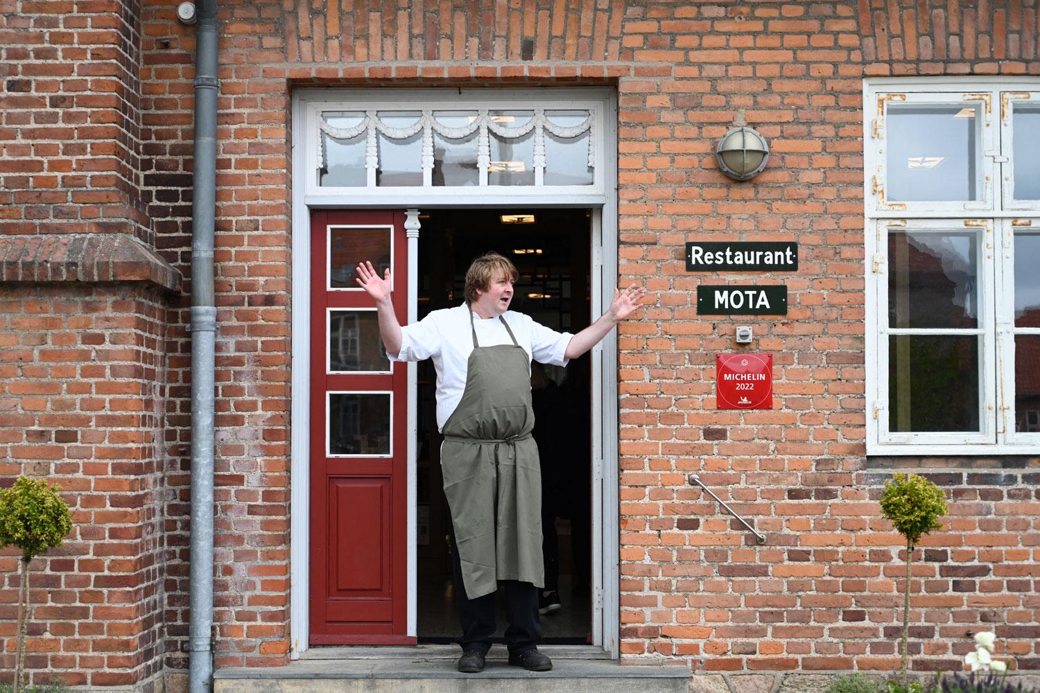Claus Henriksen devant son restaurant, Mota