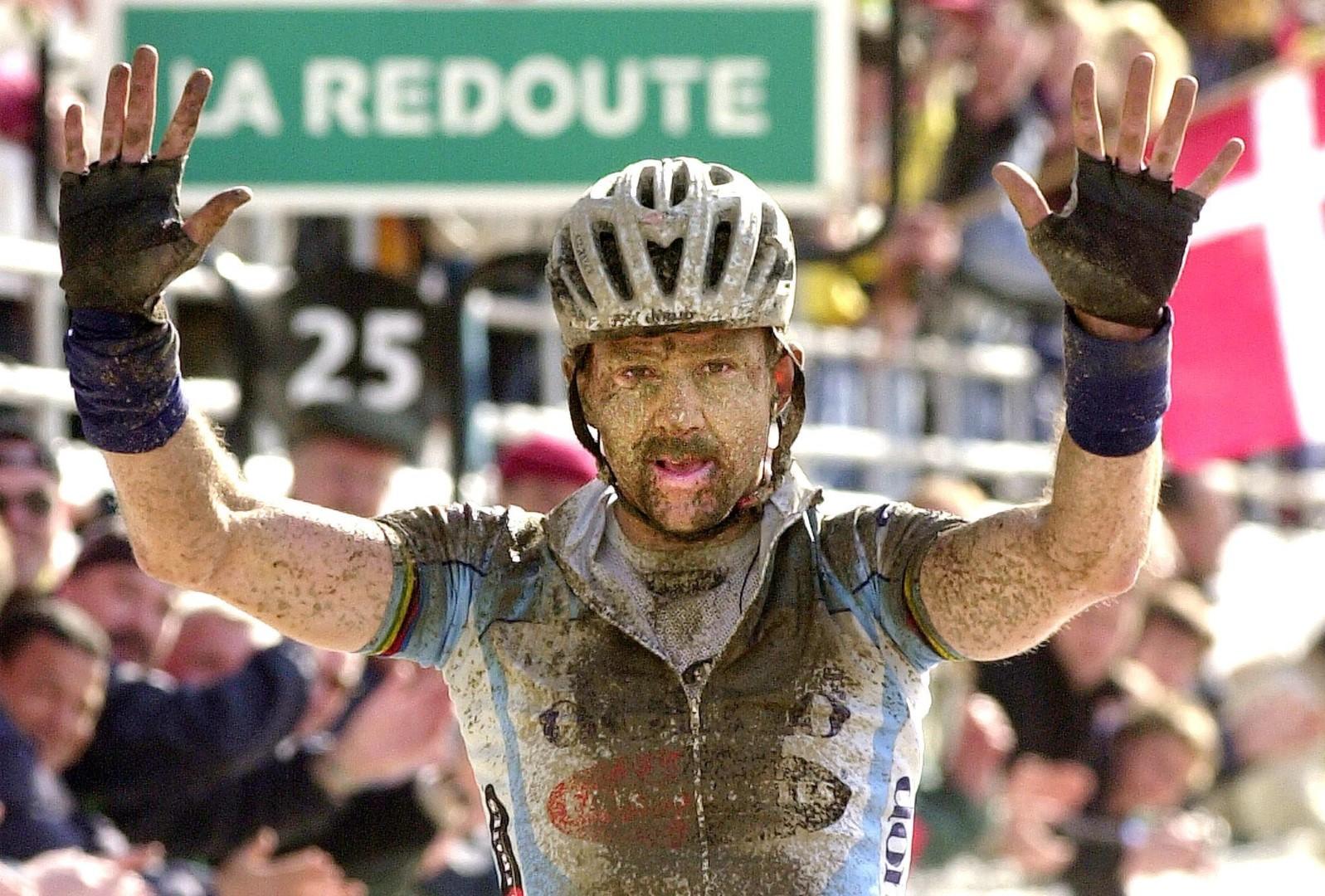 Museeuw zegevierend in Roubaix. "Mensen zien mij weer als de kampioen van mijn generatie." (foto belga)