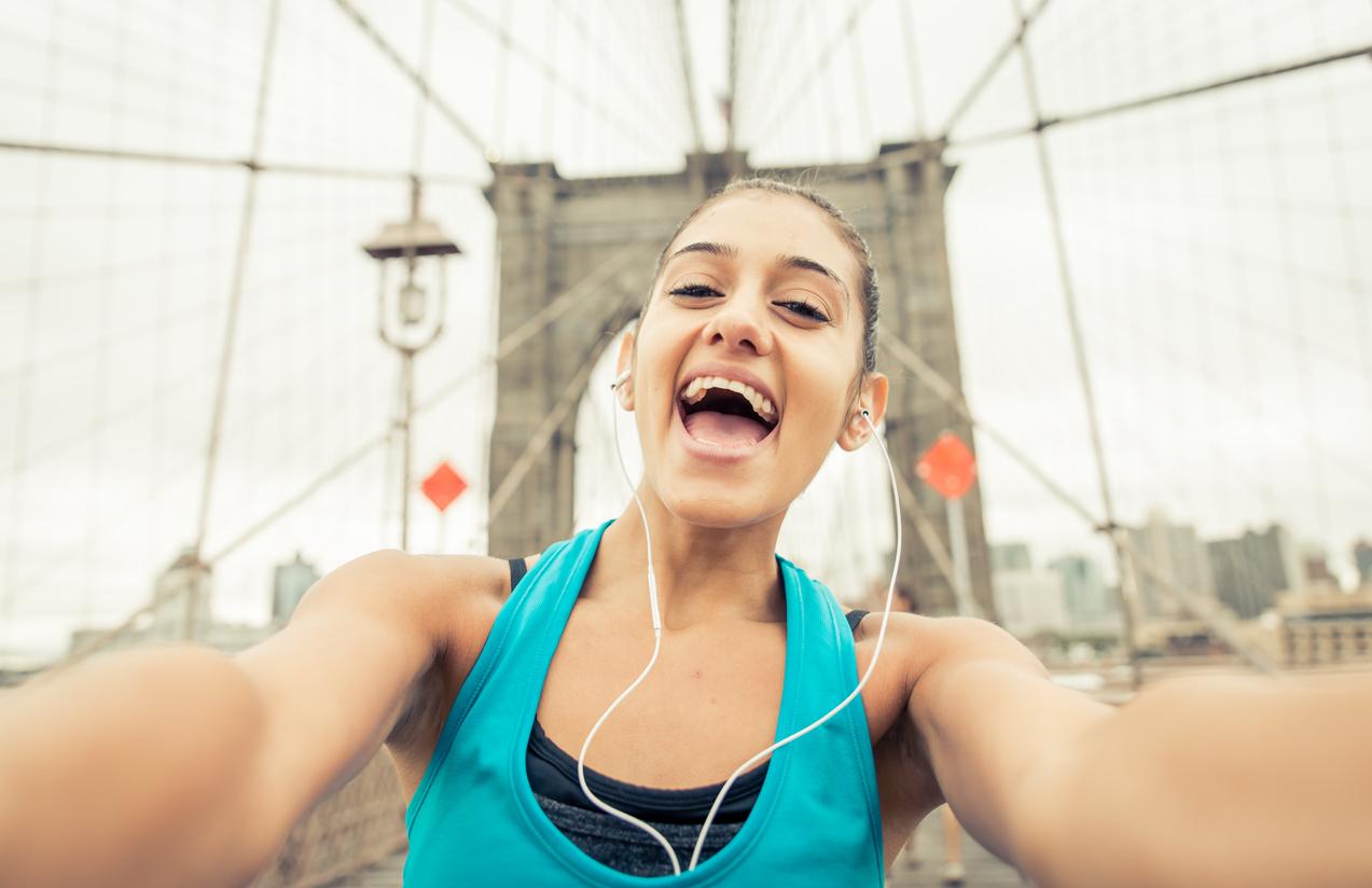 Runner girl taking selfie on the Brooklyn brifge