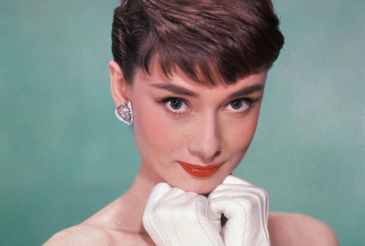 De make-up in Emily in Paris kan je het best omschrijven als ‘Audrey Hepburn met een Franse twist’. (Foto's Getty/GF)
