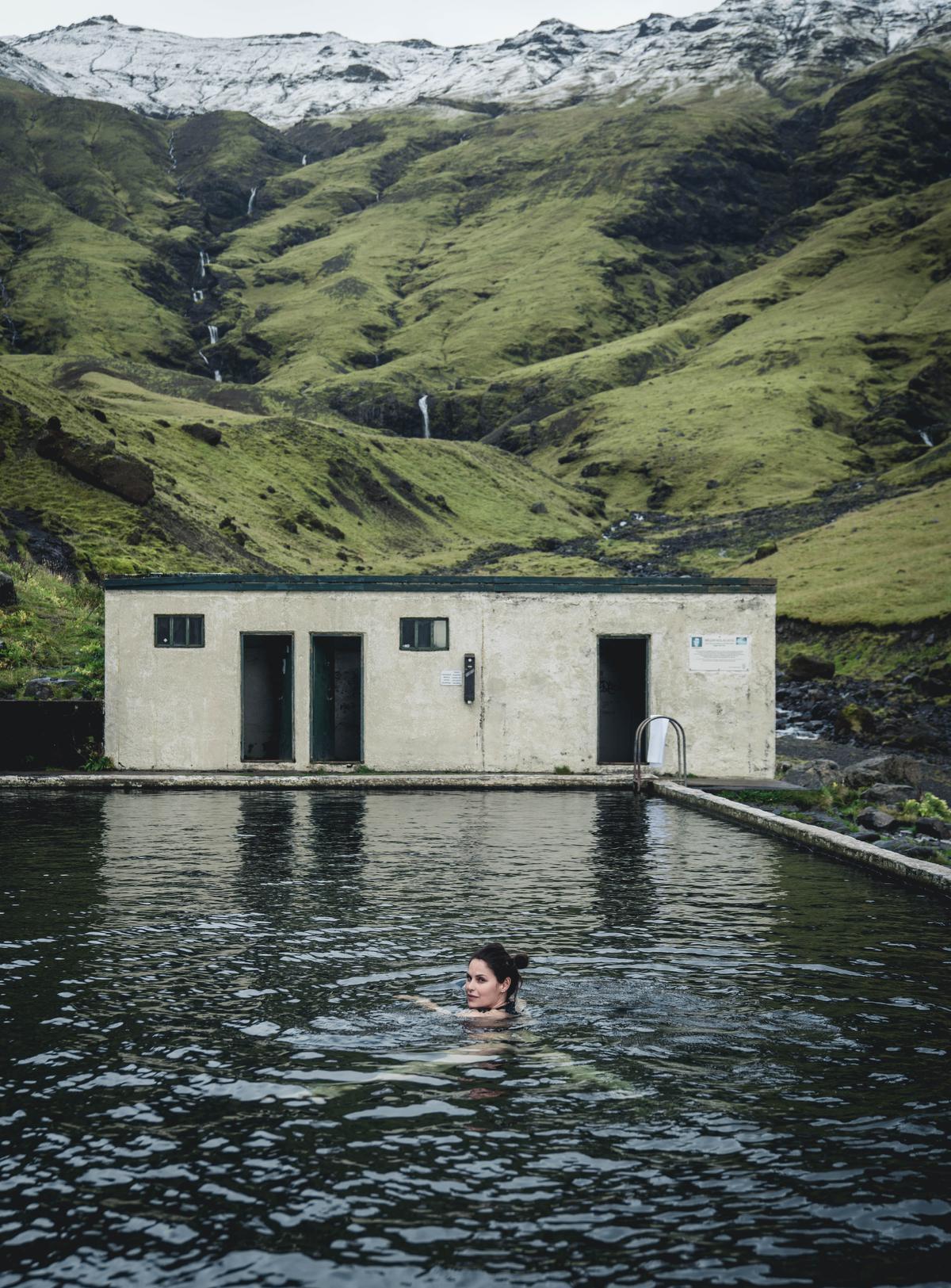 Seljavallalaug, het bekende oude geothermische buitenzwembad. (foto SB) ©sbedaux 