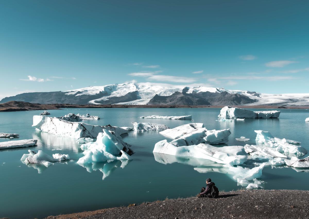 Maar een paar bezoekers aan het bekende gletsjermeer Jökulsárlón: een uitermate ongewoon gezicht. (foto SB) ©sbedaux 