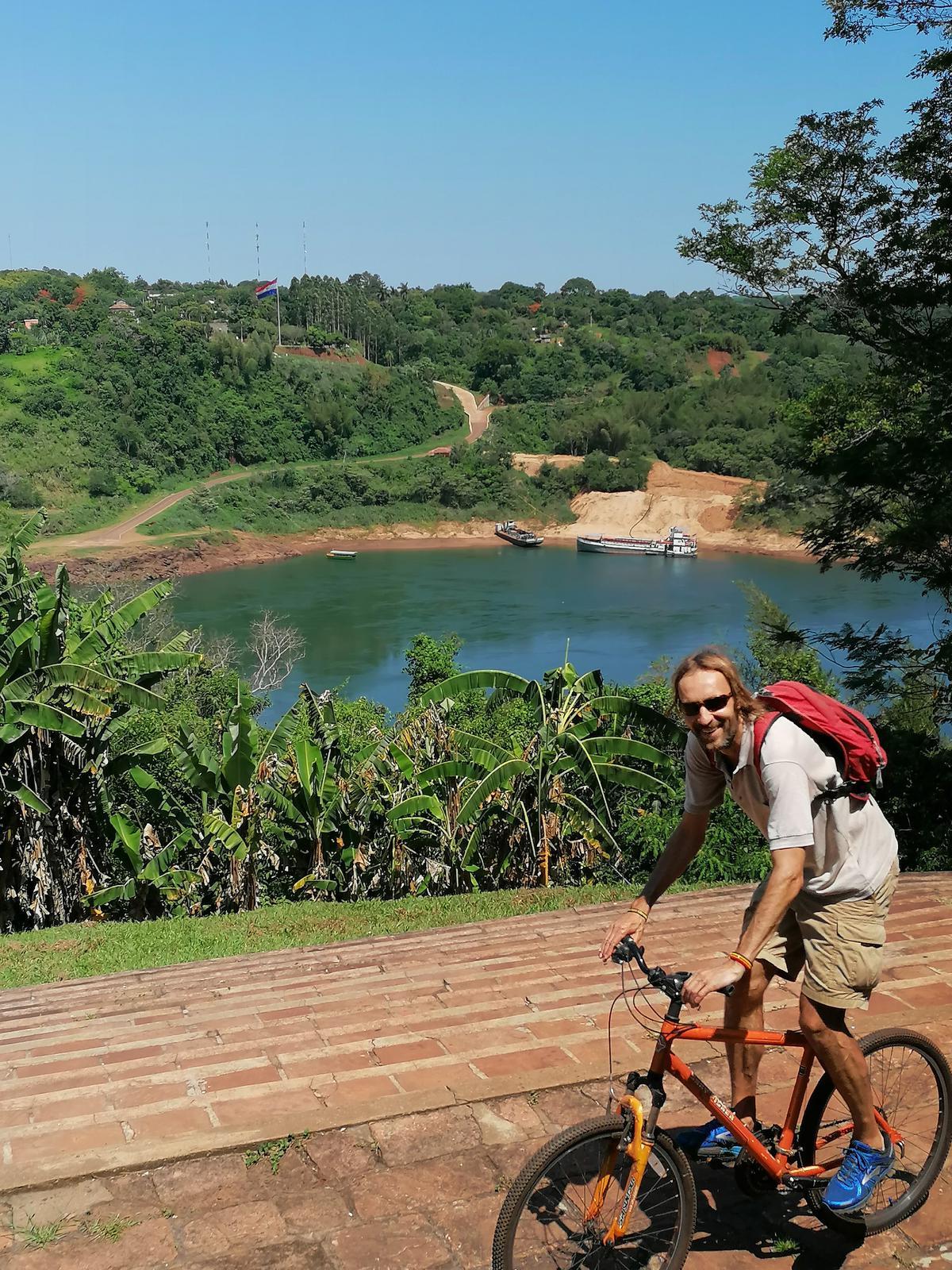 Een fietstocht langs de Rio Parana is bij momenten adembenemend. (foto Kris Clerckx)