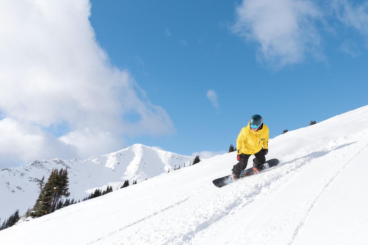Skiën en snowboarden in Marmot Basin, de bergflanken van de Canadese Rockies: toch wel uitdagend, want de sneeuw voelt hier helemaal anders aan dan in Europa. (foto SBedaux)