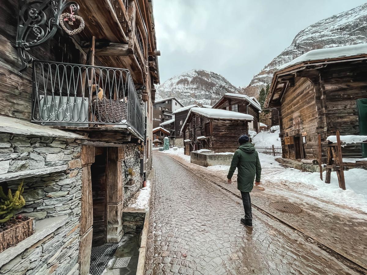Het is heerlijk kuieren in het oude centrum van Zermatt. (foto Sbedaux)