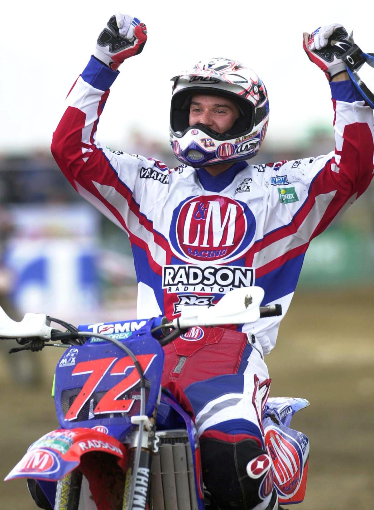 In 2001 domineerde Stefan Everts de motorsport: hij werd wereldkampioen en pakte de ene overwinning na de andere, zoals hier in Namen. (foto Belga)©BENOIT DOPPAGNE BELGA