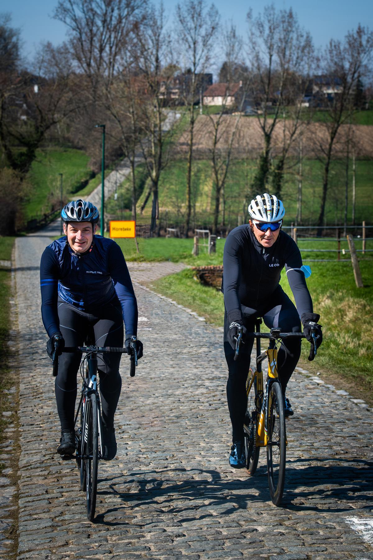 Premier Alexander De Croo en ex- wielrenner Johan Museeuw verkennen het parcours van de Ronde van Vlaanderen. (foto Kris Van Exel)© Kris Van Exel