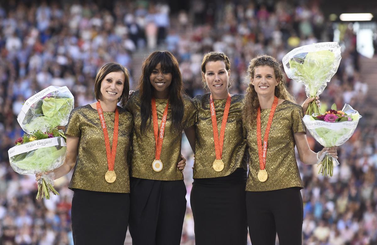 In 2016 mochten Kim, Elodie, Hanna en Olivia eindelijk hun gouden medaille in ontvangst nemen. (foto AFP)©JOHN THYS AFP