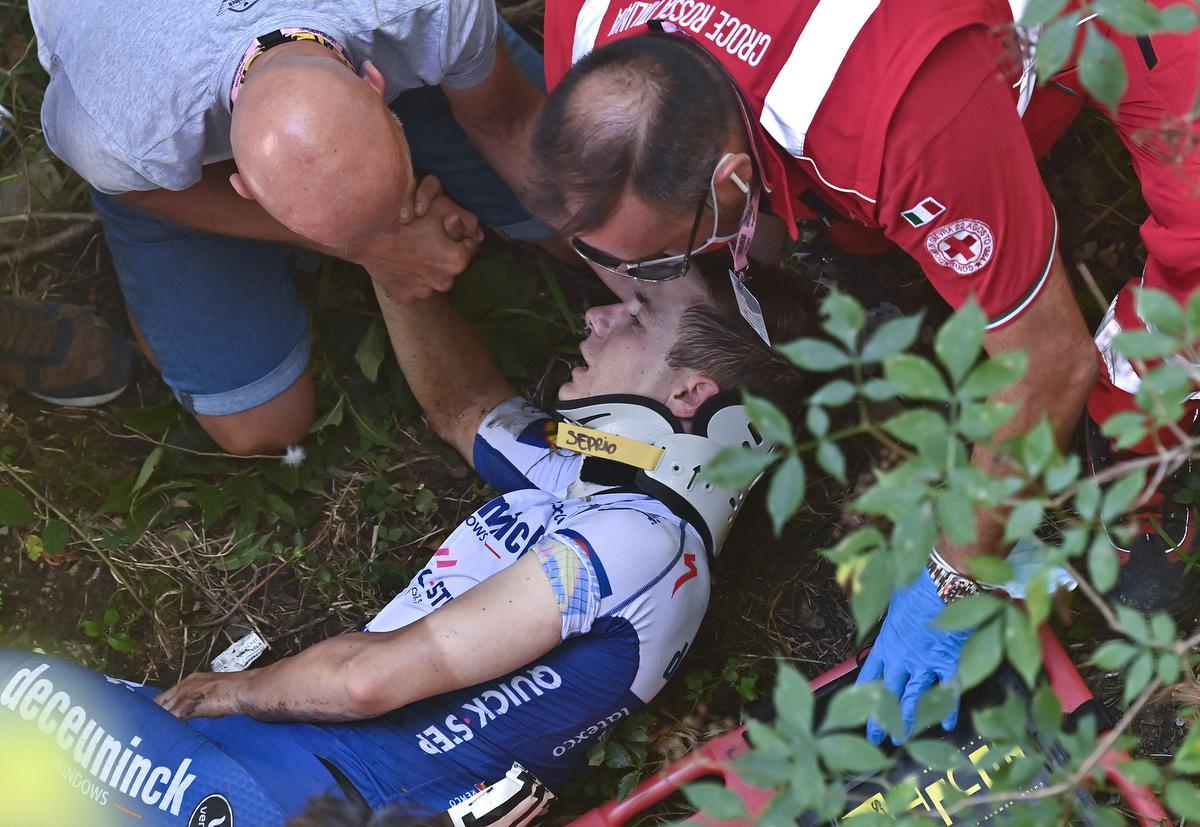 15 augustus 2020: Remco Evenepoel wordt voor dood opgeraapt na een val in de Ronde van Lombardije tijdens de afdaling van de Muro di Sormano. (foto AFP)©MARCO BERTORELLO AFP
