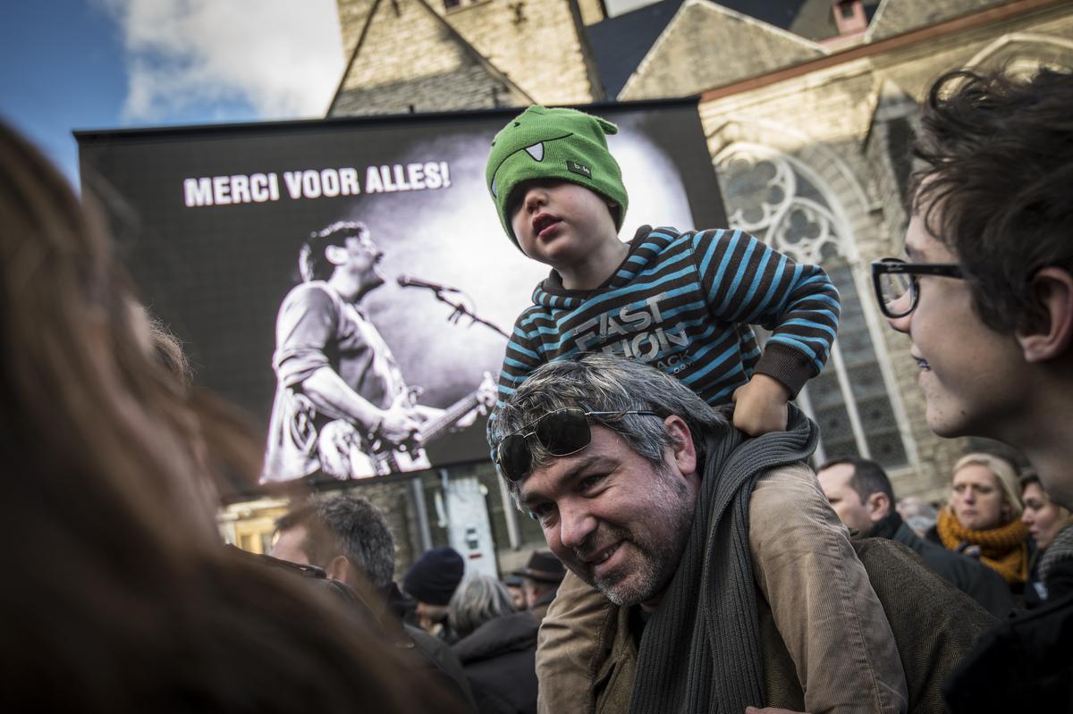  picture taken during a celebration on the Sint-Jacobs square in Gent to commemorate singer-songwriter Luc De Vos, after his funeral earlier today, Saturday 06 December 2014. De Vos died last Saturday, he was found in a flat that he used for work, hundred meters away from his home. BELGA PHOTO JASPER JACOBS© BELGA