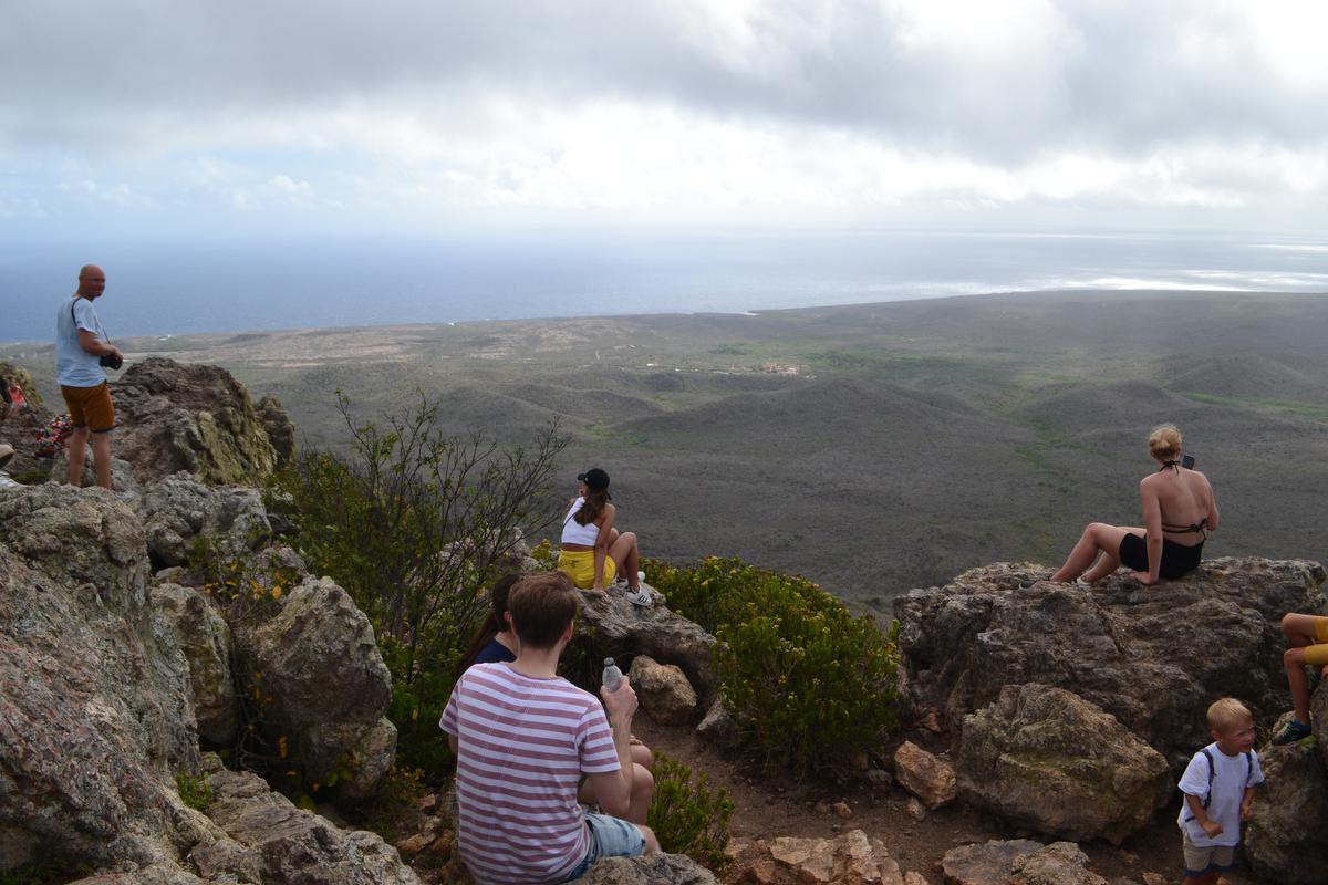 De beklimming van de Christoffelberg is pittig, maar het uitzicht over het Caribische gebiek is er fenomenaal! (foto IV)