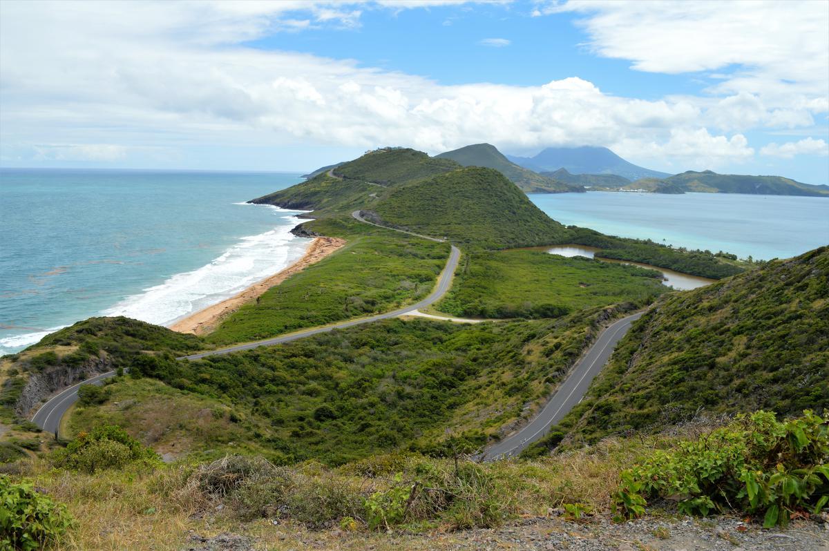 Veel groen, parelwitte stranden én met de Atlantische Oceaan links en de Caraïbische Zee rechts: het wondermooie Saint Kitts en Nevis. (foto AD)