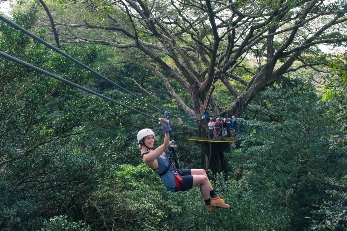 Sensatie verzekerd: ziplinen boven de jungle. (foto Sbedaux)©SBEDAUX 