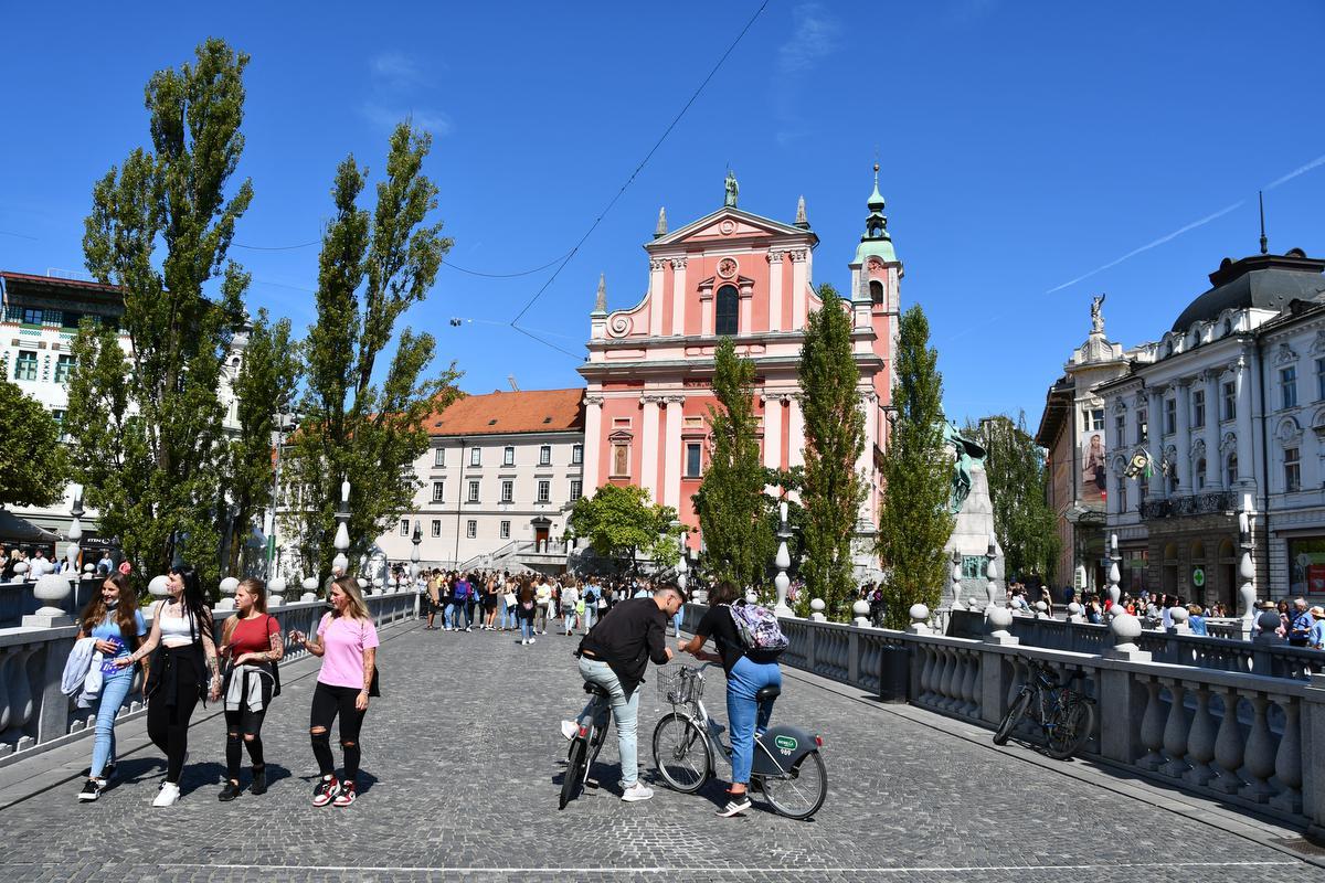 Ljubljana is het toonbeeld van een fietsvriendelijke stad. (KC)