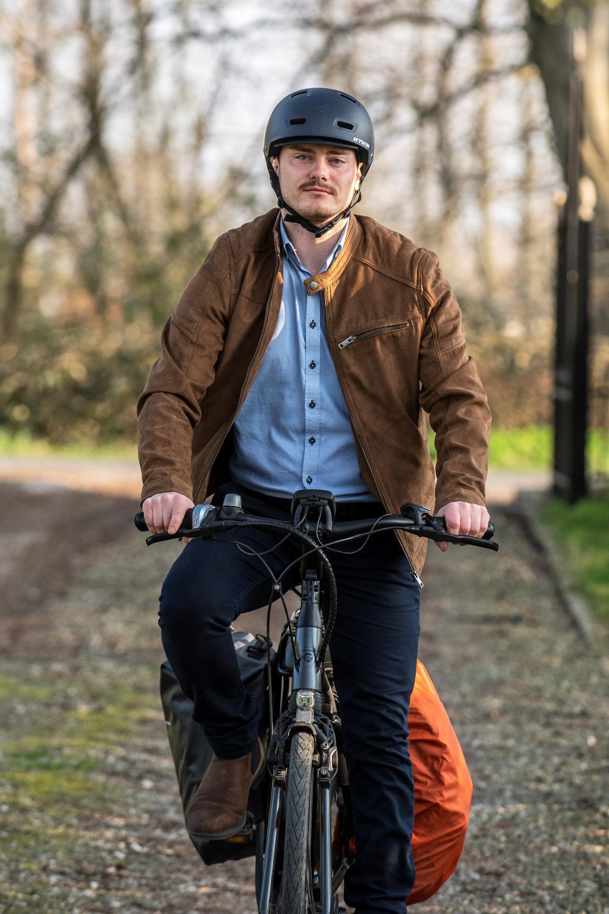Lucas Verbeke: “Ik doe zoveel mogelijk verplaatsingen met de fiets. Op lange termijn mag de auto weg.” (foto Stefaan Beel)