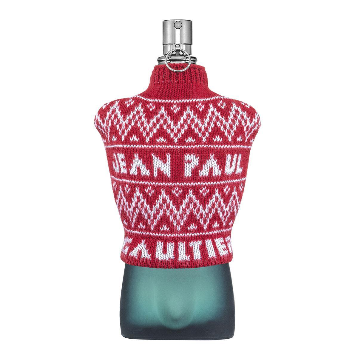 Een klassieke geur met een knipoog naar de kersttrui. Le Mâle Xmas Collector van Jean Paul Gaultier, 100 euro voor 125 ml, beperkte editie, in de parfumerie.