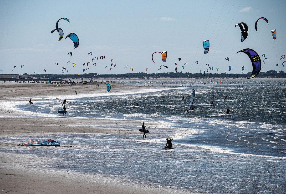 Il ne faut pas aller bien loin pour trouver la plage idéale. Brouwersdam en Zélande est très prisé des kitesurfers.