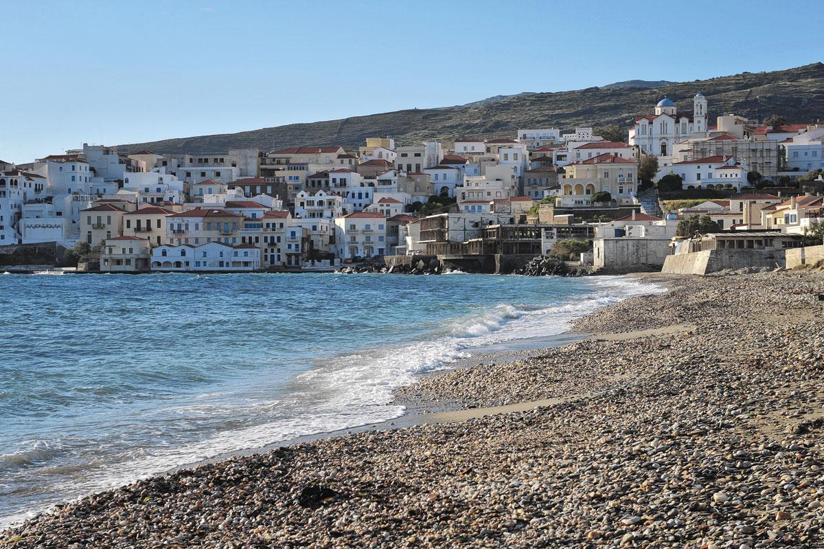 La plage et la petite ville de Chora, sur l'île d'Andros.