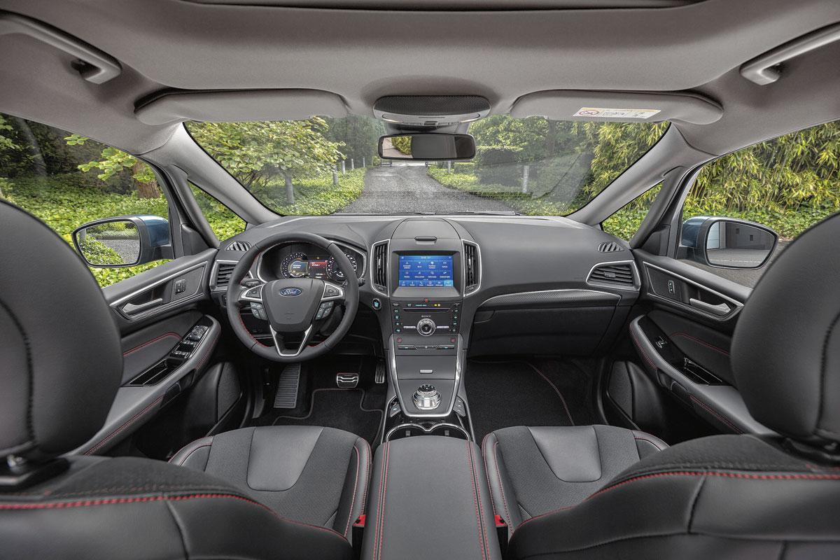 Binnenin is de Ford S-Max HEV Vignale royaal en luxueus uitgerust.