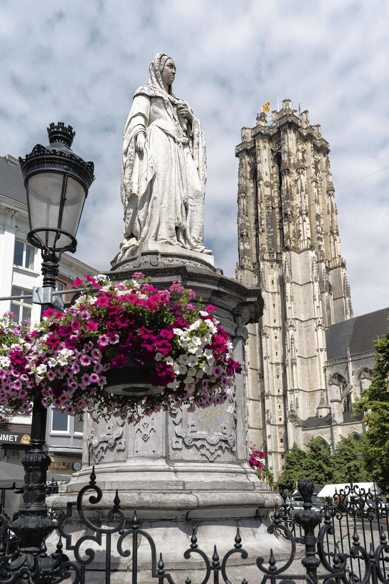 La statue de Marguerite d'Autriche.