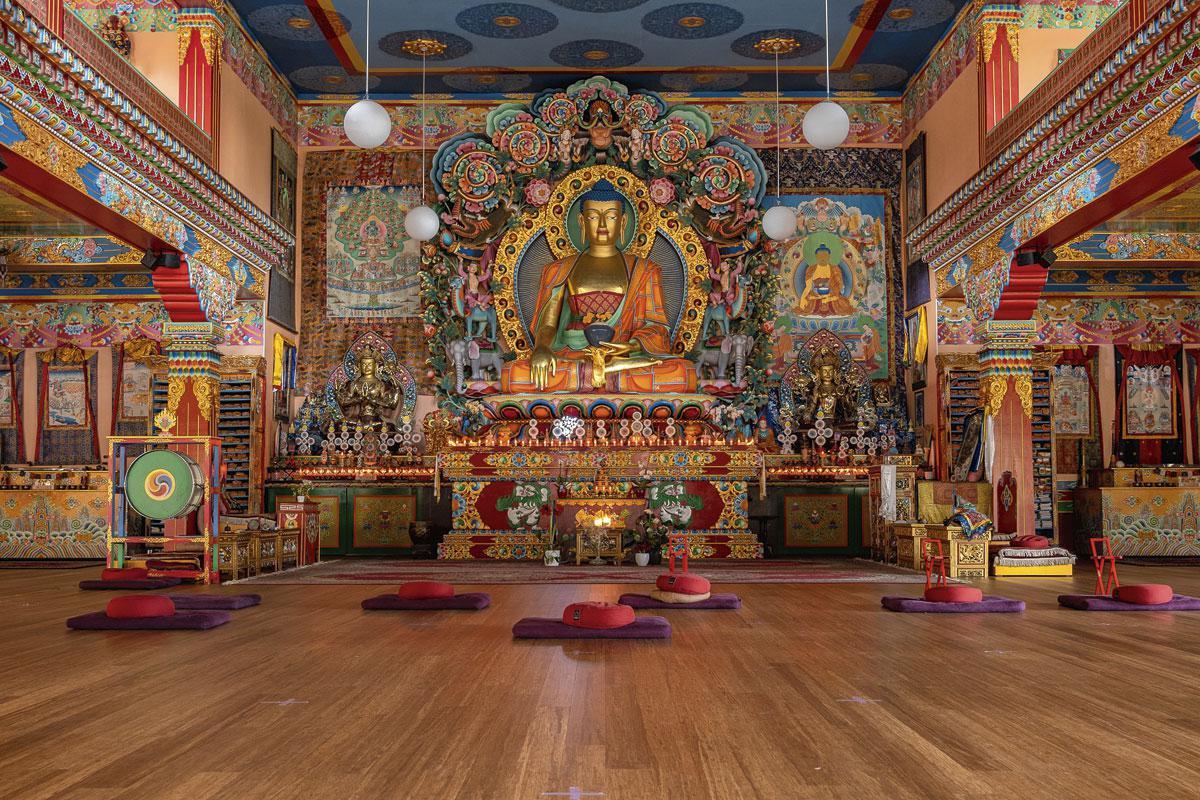 De kleurrijke versieringen aangebracht door Tibetaanse kunstenaars.
