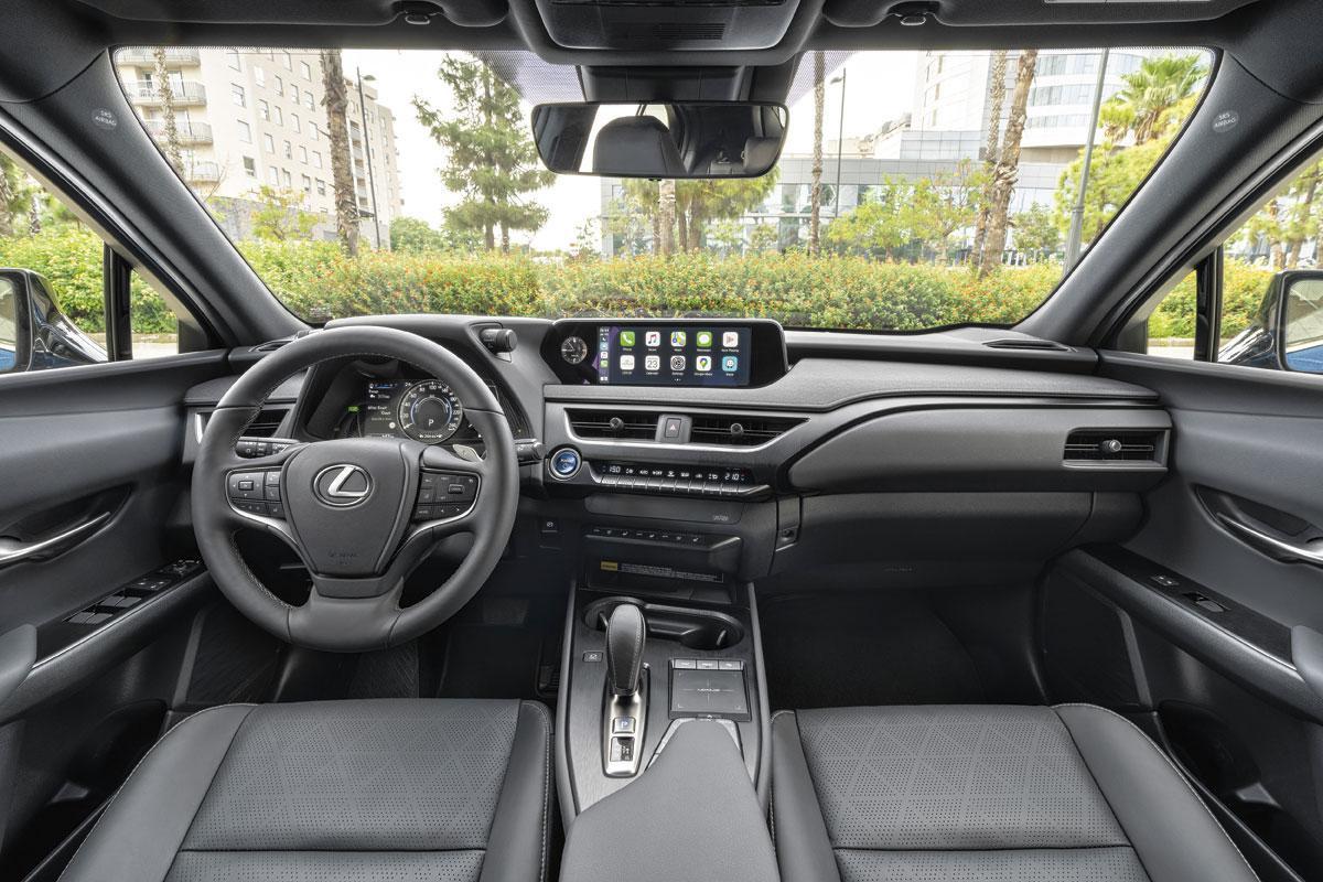 L'UX 300E  combine haut niveau de confort et performances.