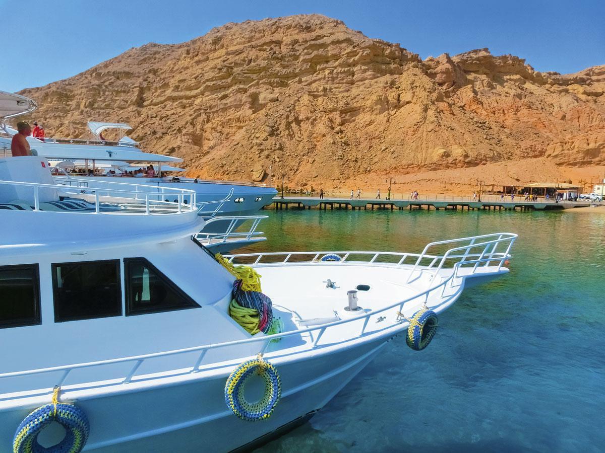 In Sharm-el-Sheikh kleurt de zee turquoise.