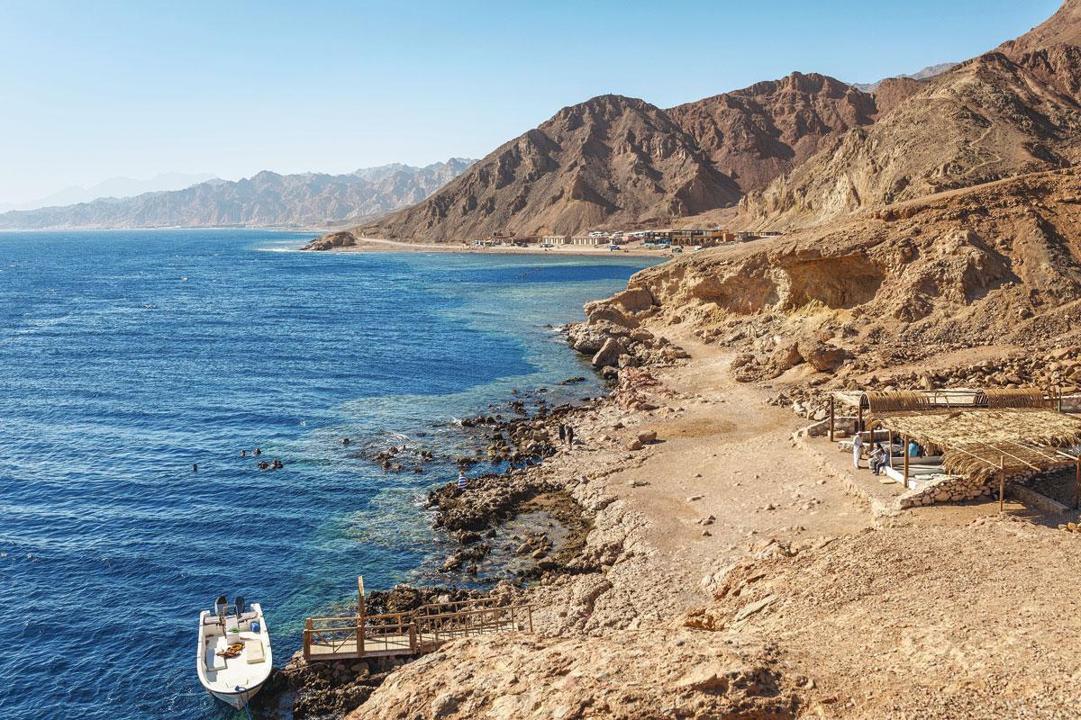 De Rode-Zeekust ter hoogte van Dahab, nabij Sharm-el-Sheikh in Egypte.