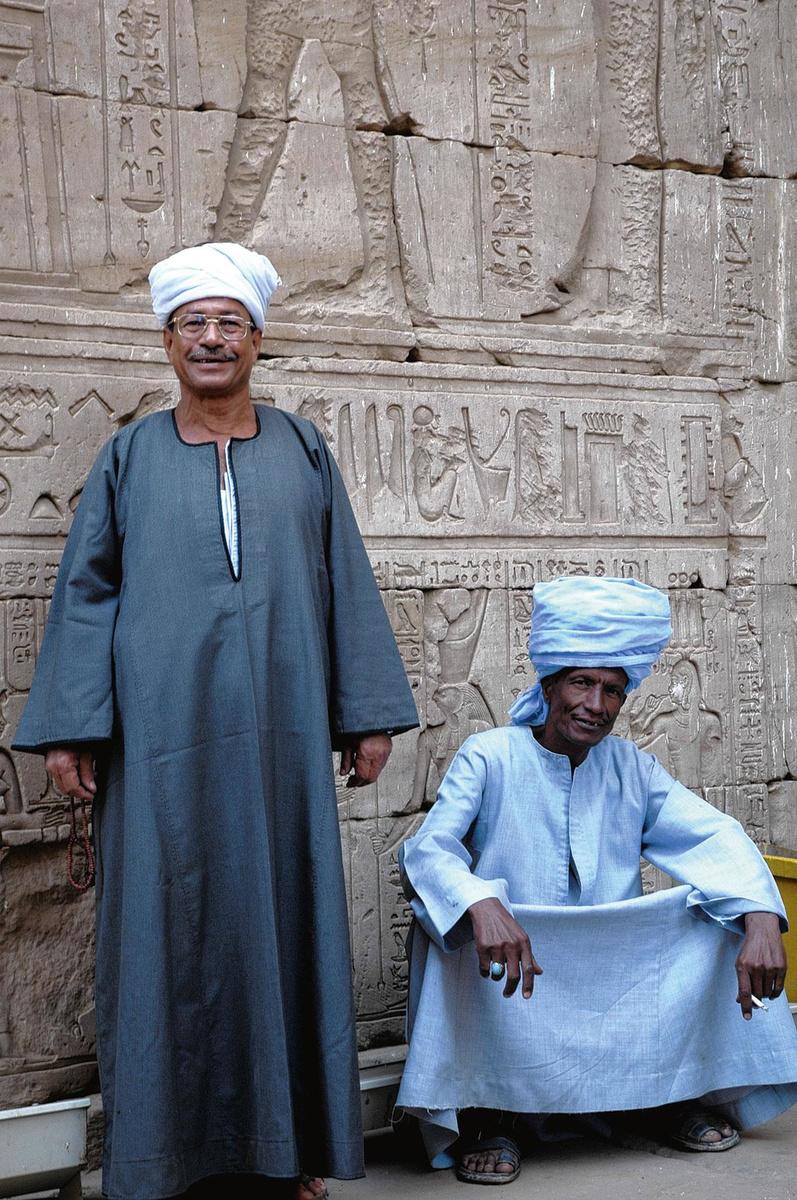 Egyptenaren in traditionele kleding.