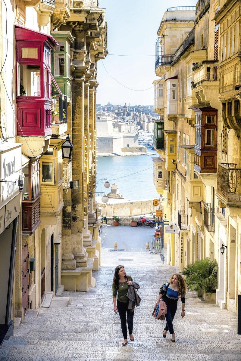 Typisch steil straatje in Valletta.
