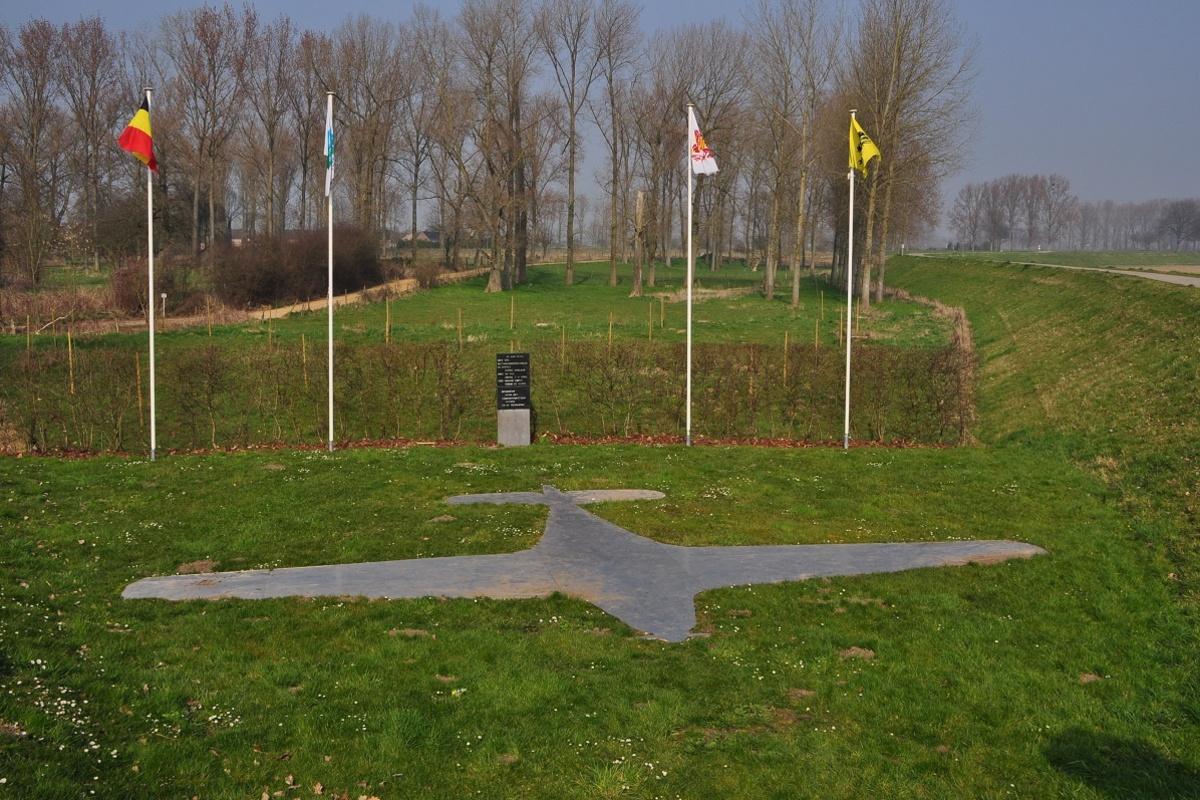 Mémorial à l'emplacement du crash, à proximité de Maasmechelen.