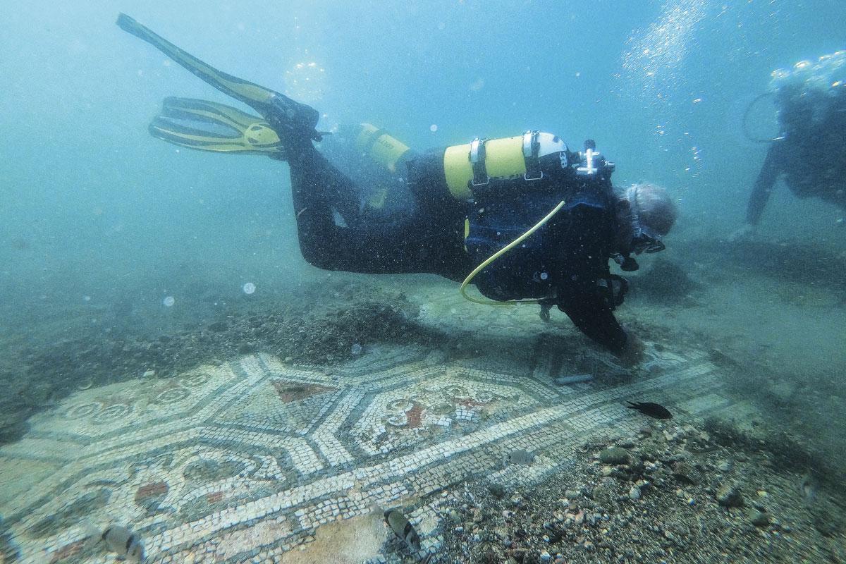 Des plongeurs nagent au-dessus des mosaïques et des villas de la ville englouie de Baïes, près de Naples en Italie.