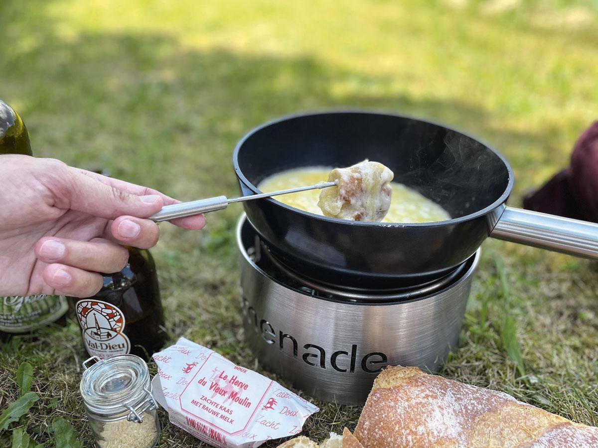 De fondue smaakt overheerlijk.